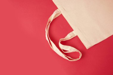 Beyaz omuz çantası kanvas kumaş, eko çanta bez torba colrful kırmızı arka plan alışveriş. Sıfır atık kavramı. Hiçbir plastik torba kirliliği sorunu kavramı