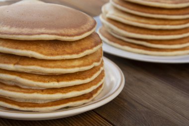 Krep kadar kapatın. Yığın izole Amerikan ahşap masa üzerinde krep.