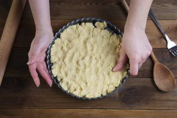 Female Hands Holding Raw Tart Dough Base Pastry Pie Tart — Stock Photo, Image