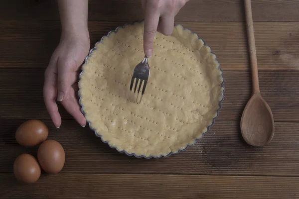 Female Hands Holding Raw Tart Dough Base Pastry Pie Tart — Stock Photo, Image