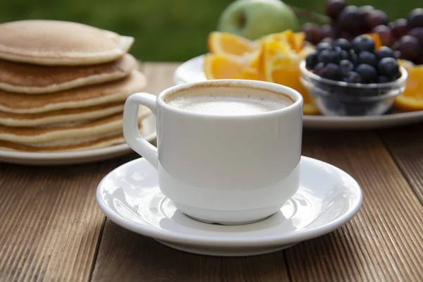 Gesundes Frühstück Köstliche Hausgemachte Amerikanische Pfannkuchen Mit Kaffee Und Früchten — Stockfoto