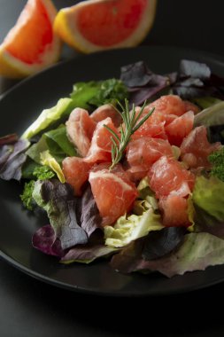 Sağlıklı salata greyfurt ve yeşil yaprakları. Deliciouse diyet yiyecek. kilo kaybetmek. Siyah plaka salata.