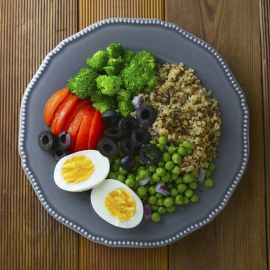 Sebze salata quinoa, yeşil peasquare ile katmanlı. Öğle Yemeği