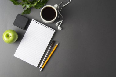 Çalışma Masası yaratıcı düz yatıyordu. Üstten Görünüm ofis büro dizüstü bilgisayarlar ve gri arka plan üzerinde kahve fincanı. Kopya alanı ile Üstten Görünüm.