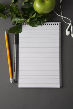 Çalışma Masası yaratıcı düz yatıyordu. Üstten Görünüm ofis büro dizüstü bilgisayarlar ve gri arka plan üzerinde kahve fincanı. Kopya alanı ile Üstten Görünüm.