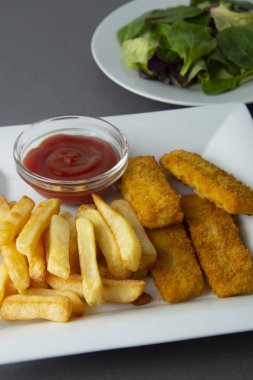 Closeup balık ve cips ile patates kızartması - sağlıksız yiyecek, gri backgrpound, isoalted.