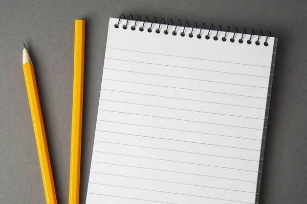 Notatnik Lub Notebooka Ołówkiem Szarym Tle Koncepcja Edukacji Biznesu — Zdjęcie stockowe