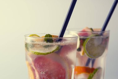 Taze meyve sangria. Yaz narenciye ve şarap bardağı taşıran damla ve portakal, greyfurt dilim ile kokteyl