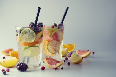 İki bardak ile yaz kokteyl, limonata. Canlandırıcı yaz ev yapımı kokteyl ile limon, limon, portakal ve greyfurt.
