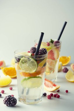 İki bardak ile yaz kokteyl, limonata. Canlandırıcı yaz ev yapımı kokteyl ile limon, limon, portakal ve greyfurt.