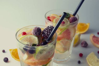 Çilek ile yaz limonata içmek. Canlandırıcı yaz ev yapımı kokteyl ile limon, limon, portakal ve greyfurt