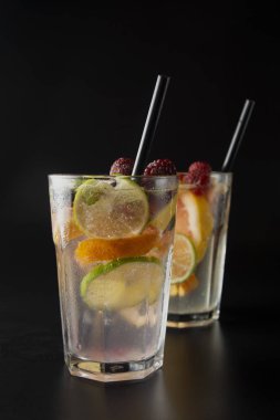 Gelenek yaz içki mojito veya çilek, limon, portakal, limon, greyfurt ve nane ile limonata. Siyah arka plan