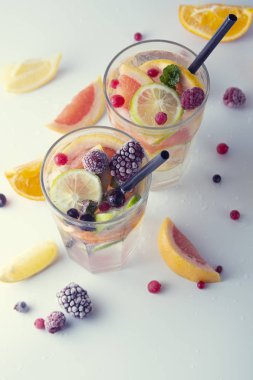 Çilek ile yaz limonata içmek. Canlandırıcı yaz ev yapımı kokteyl ile limon, limon, portakal ve greyfurt