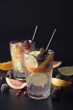 Gelenek yaz içki mojito veya çilek, limon, portakal, limon, greyfurt ve nane ile limonata. Siyah arka plan