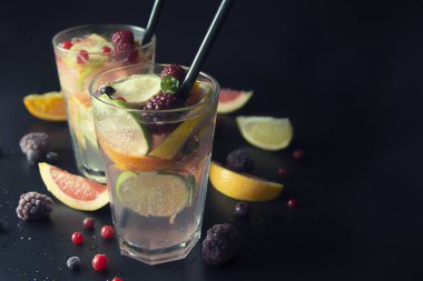 Gelenek yaz içki mojito veya çilek, limon, portakal, limon, greyfurt ve nane ile limonata. Siyah arka plan