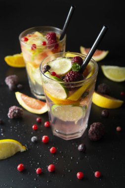 Gelenek yaz içki mojito veya çilek, limon, portakal, limon, greyfurt ve nane ile limonata. Siyah arka plan