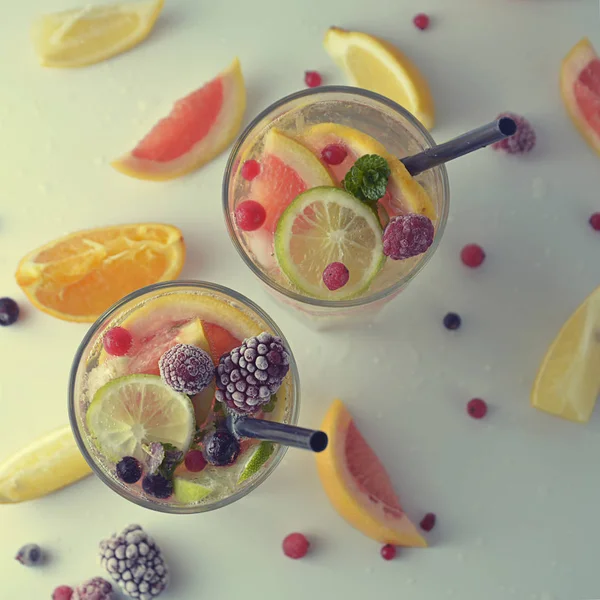 Çilek ile yaz limonata içmek. Canlandırıcı yaz ev yapımı kokteyl ile limon, limon, portakal ve greyfurt