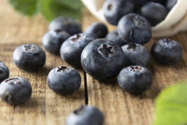 Taze yaban mersini, rustik ahşap yüzeyde kapatın. Sağlıklı beslenme ve beslenme kavramı.