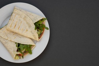 Sağlıklı sebze ve avokado börek, sarar, liberalizmin. Sağlıklı Kahvaltı veya aperatif. Avokado sandviç. Kopya alanı.