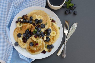 Krep ve yaban mersini, nane, meyve ve ballı kahvaltı - ev yapımı sağlıklı gıda için kahve. Kahvaltı fikir.