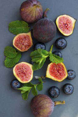 Nane ve yaban mersini taze incir. Beautifulf berry, meyve arka plan, tasarım ile kopya alanı için çerçeve.