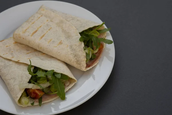 Gesunde Avocado und Gemüse Burrito, Wraps, Rolls. gesundes Frühstück oder Snack. Avocado-Sandwich. Kopierraum. — Stockfoto