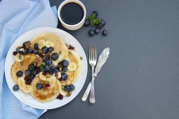 Yaban mersini, nane, meyve ve ballı kahvaltı - ev yapımı sağlıklı gıda için ev yapımı kek. Kahvaltı fikir. Kopya alanı.