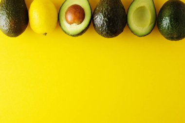 Sarı arka plan üzerinde izole olgun taze avokado. Renkli sağlıklı gıda arka plan. Avokado izole. Kopya alanı.
