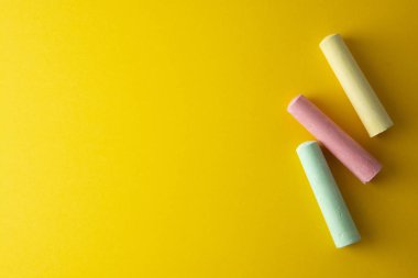 Eğitim şablonu. Kopya alanı ile sarı arka plan üzerinde renkli Chalks. Childhod, iş ve tasarım.