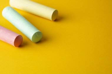 Eğitim şablonu. Kopya alanı ile sarı arka plan üzerinde renkli Chalks. Childhod, iş ve tasarım.