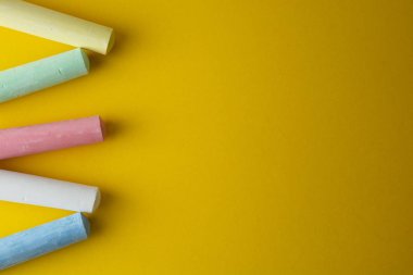Kopya alanı ile sarı arka plan üzerinde renkli Chalks. Eğitim şablonu. Childhod, iş ve tasarım.