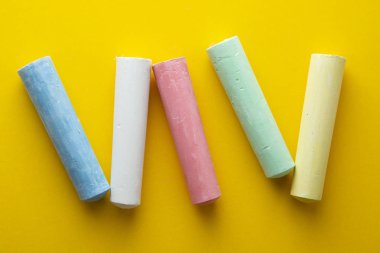 Sarı arka plan üzerinde renkli Chalks. Eğitim şablonu. Childhod, iş ve tasarım.