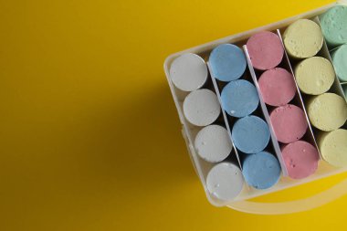 Kopya alanı ile sarı arka plan üzerinde renkli Chalks. Eğitim şablonu. Childhod, iş ve tasarım.