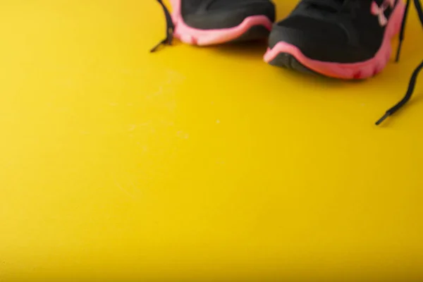 Scarpe sportive sneackers, abbigliamento palestra, su sfondo giallo con spazio copia . — Foto Stock
