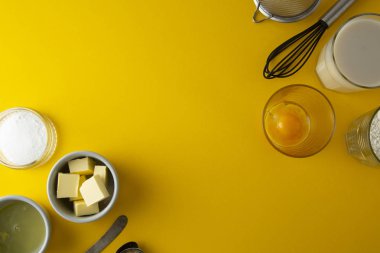 Hamur işleri veya tatlı-tereyağı, un, yumurta, süt, şeker için malzemeler çerçeve. Sarı arka plan, düz yatıyordu. Tatlı tarifi, pişirme süreci. Boşluk Kopyala.