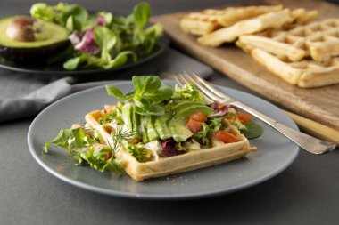 Avokado ve domates ile Belçikalı Waffle. Sağlıklı yiyecekler için mükemmel kahvaltı veya kilo.