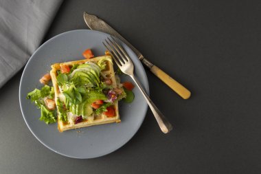 Avokado ve domates ile Belçikalı Waffle. Sağlıklı yiyecekler için mükemmel kahvaltı ya da kilo kaybetmek. Üstteki görünüm, kopya alanı.