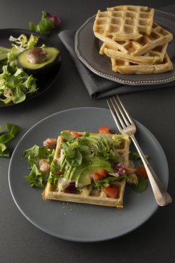 Avokado ve domates ile Belçikalı Waffle. Sağlıklı yiyecekler için mükemmel kahvaltı veya kilo.