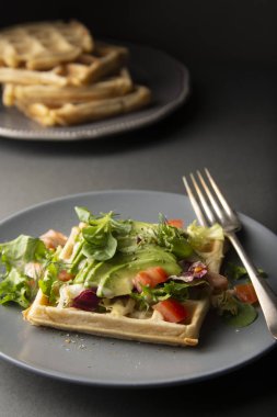 Avokado ve domates ile Belçikalı Waffle. Sağlıklı yiyecekler için mükemmel kahvaltı veya kilo.