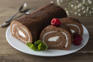 Vanilya kremalı ve nane yapraklı lezzetli çikolatalı kek. Tatlı çöl yemekleri..