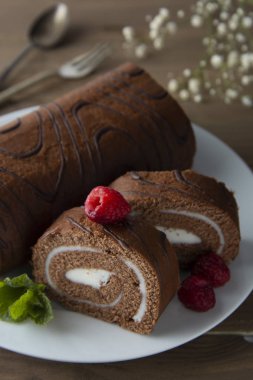 Vanilya kremalı ve nane yapraklı lezzetli çikolatalı kek. Tatlı çöl yemekleri..