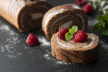 Vanilya kremalı ve nane yapraklı lezzetli çikolatalı kek. Tatlı çöl yemekleri..