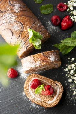 Vanilya kremalı ve nane yapraklı lezzetli çikolatalı kek. Tatlı çöl yemekleri..