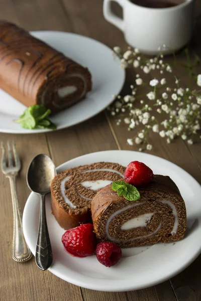 Vanilya kremalı ve nane yapraklı lezzetli çikolatalı kek. Tatlı çöl yemekleri..
