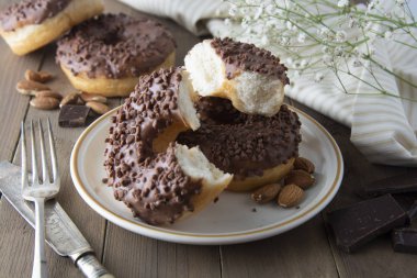Çikolata Donuts kahvaltı veya tatlı, ahşap masa. Yakın cam çörekler. Tatlı yemek. Pasta.