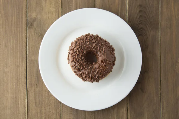 Chocolade donut ontbijt of dessert, houten tafel. Close up geglazuurde donuts. Zoet voedsel. Gebak. — Stockfoto