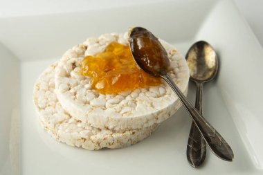 Reçel ile yuvarlak diyet pirinç kek yakın. Sağlıklı Kahvaltı, kilo kaybetmek. Diyet ve fitness konsepti.