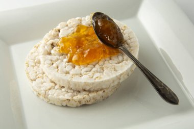Reçel ile yuvarlak diyet pirinç kek yakın. Sağlıklı Kahvaltı, kilo kaybetmek. Diyet ve fitness konsepti.