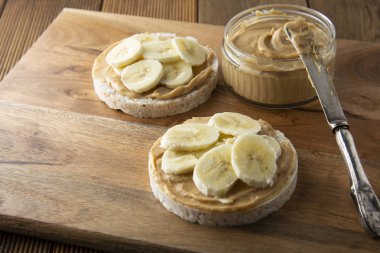 Fıstık ezmesi ve muz pirinç kek, sağlıklı, diyet gıda.