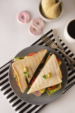 Ev yapımı sandviç. Jambon, peynir taze sebze ile tost çift panini. İş yerinde ya da öğle yemeğinde atıştırmalık. Açık arka plan.